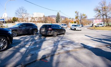 FOTO: Na križovatke pri Crow Aréne postavia kruhový objazd