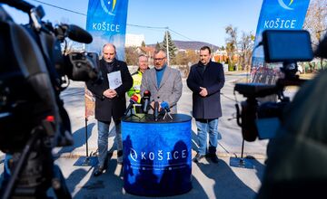 FOTO: Na križovatke pri Crow Aréne postavia kruhový objazd