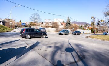 FOTO: Na križovatke pri Crow Aréne postavia kruhový objazd