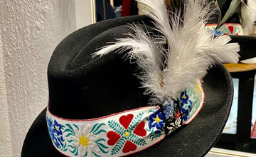 FOTO: Na košickej Hlavnej ulici vznikajú nádherné klobúky