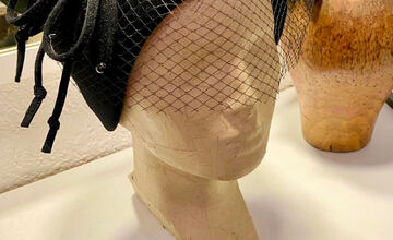 FOTO: Na košickej Hlavnej ulici vznikajú nádherné klobúky