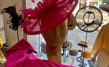 FOTO: Na košickej Hlavnej ulici vznikajú nádherné klobúky