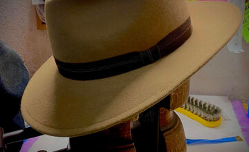 FOTO: Na košickej Hlavnej ulici vznikajú nádherné klobúky