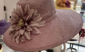 FOTO: Na košickej Hlavnej ulici vznikajú nádherné klobúky