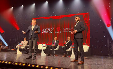 FOTO: V michalovskom kultúrnom stredisku zaplnili celé hľadisko nadšené diváčky