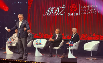 FOTO: V michalovskom kultúrnom stredisku zaplnili celé hľadisko nadšené diváčky