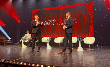 FOTO: V michalovskom kultúrnom stredisku zaplnili celé hľadisko nadšené diváčky