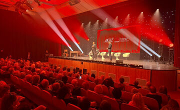 FOTO: V michalovskom kultúrnom stredisku zaplnili celé hľadisko nadšené diváčky