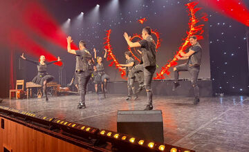 FOTO: V michalovskom kultúrnom stredisku zaplnili celé hľadisko nadšené diváčky