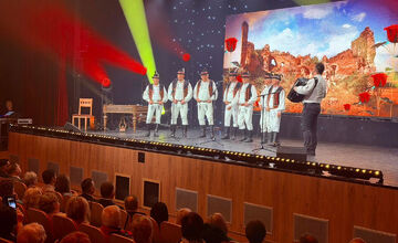 FOTO: V michalovskom kultúrnom stredisku zaplnili celé hľadisko nadšené diváčky