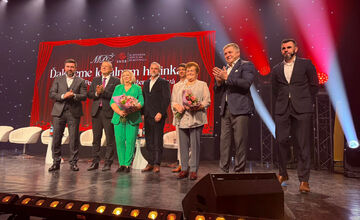 FOTO: V michalovskom kultúrnom stredisku zaplnili celé hľadisko nadšené diváčky