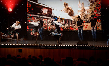 FOTO: V michalovskom kultúrnom stredisku zaplnili celé hľadisko nadšené diváčky