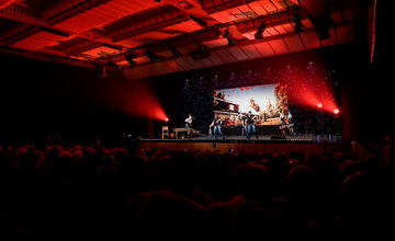 FOTO: V michalovskom kultúrnom stredisku zaplnili celé hľadisko nadšené diváčky
