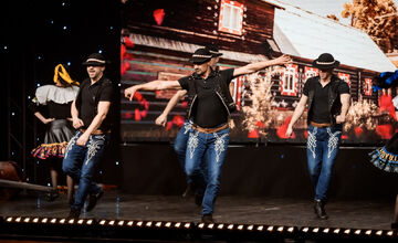 FOTO: V michalovskom kultúrnom stredisku zaplnili celé hľadisko nadšené diváčky