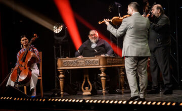 FOTO: V michalovskom kultúrnom stredisku zaplnili celé hľadisko nadšené diváčky