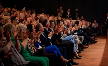 FOTO: V michalovskom kultúrnom stredisku zaplnili celé hľadisko nadšené diváčky