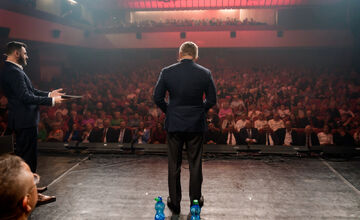 FOTO: V michalovskom kultúrnom stredisku zaplnili celé hľadisko nadšené diváčky