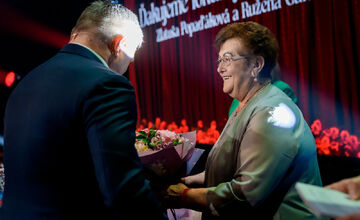 FOTO: V michalovskom kultúrnom stredisku zaplnili celé hľadisko nadšené diváčky