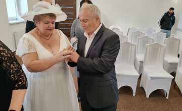 FOTO: Sobáš v zemplínskej obci ukázal, že láska kvitne v každom veku
