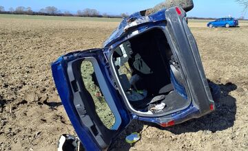 FOTO: Prevrátené auto pri obci Zemplínska Široká