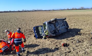 FOTO: Prevrátené auto pri obci Zemplínska Široká