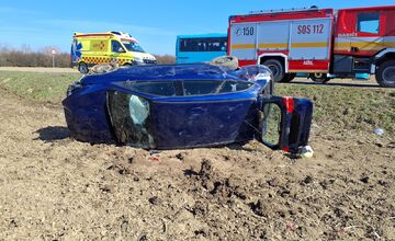 FOTO: Prevrátené auto pri obci Zemplínska Široká