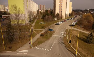 FOTO: Nové dopravné opatrenia na KVP: spomaľovacie vankúše, zóny 30 aj nové značenie