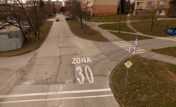FOTO: Nové dopravné opatrenia na KVP: spomaľovacie vankúše, zóny 30 aj nové značenie