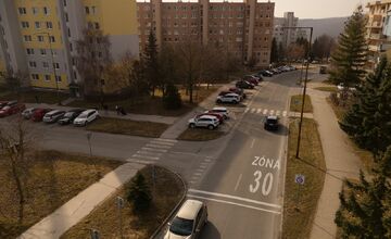 FOTO: Nové dopravné opatrenia na KVP: spomaľovacie vankúše, zóny 30 aj nové značenie