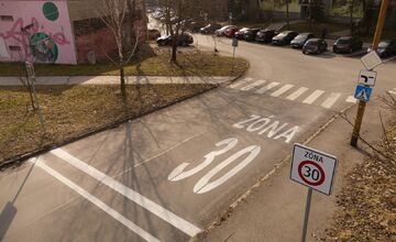 FOTO: Nové dopravné opatrenia na KVP: spomaľovacie vankúše, zóny 30 aj nové značenie