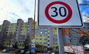 FOTO: Nové dopravné opatrenia na KVP: spomaľovacie vankúše, zóny 30 aj nové značenie