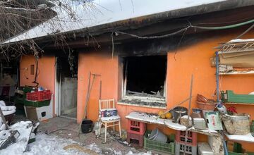 FOTO: Pri Košiciach takmer do tla zhorel dom, žil v ňom člen opozičnej strany