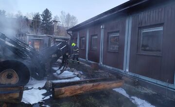 FOTO: Požiar expedičného skladu v Mníšku nad Hnilcom