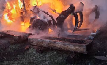 FOTO: Požiar expedičného skladu v Mníšku nad Hnilcom