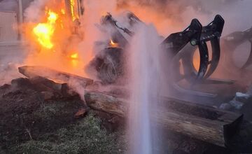 FOTO: Požiar expedičného skladu v Mníšku nad Hnilcom