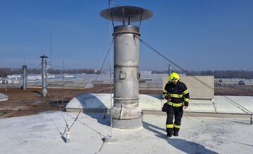 FOTO: Požiar strechy výrobnej haly v Kechneci