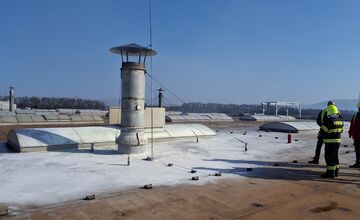 FOTO: Požiar strechy výrobnej haly v Kechneci