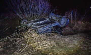 FOTO: Tínedžer sa prevrátil s autom a zranil neplnoletých pasažierov