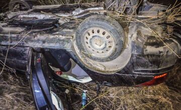 FOTO: Tínedžer sa prevrátil s autom a zranil neplnoletých pasažierov