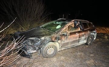 FOTO: Tínedžer sa prevrátil s autom a zranil neplnoletých pasažierov