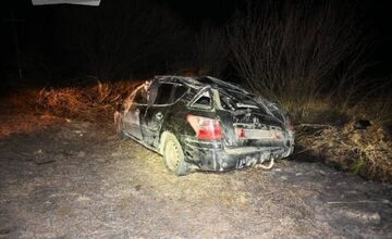 FOTO: Tínedžer sa prevrátil s autom a zranil neplnoletých pasažierov