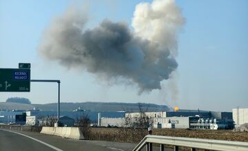 FOTO: Požiar strechy výrobnej haly v Kechneci