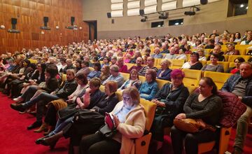 FOTO: Divadlo Komédie vystúpilo pred divákmi v Snine a Trebišove, v Rožňave to skončilo fiaskom
