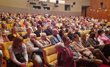 FOTO: Divadlo Komédie vystúpilo pred divákmi v Snine a Trebišove, v Rožňave to skončilo fiaskom