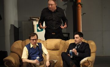 FOTO: Divadlo Komédie vystúpilo pred divákmi v Snine a Trebišove, v Rožňave to skončilo fiaskom