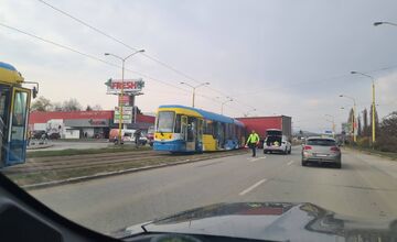 FOTO: Zrážka električky a kamiónu v Barci
