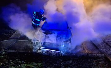 FOTO: Nočný požiar auta na sídlisku KVP