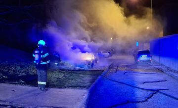 FOTO: Nočný požiar auta na sídlisku KVP