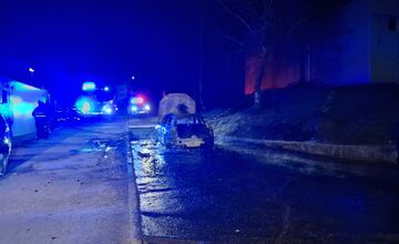 FOTO: Nočný požiar auta na sídlisku KVP