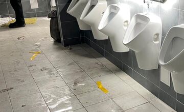 FOTO: Prešovskí fanúšikovia po derby s Košicami zničili toalety Košickej Futbalovej Arény